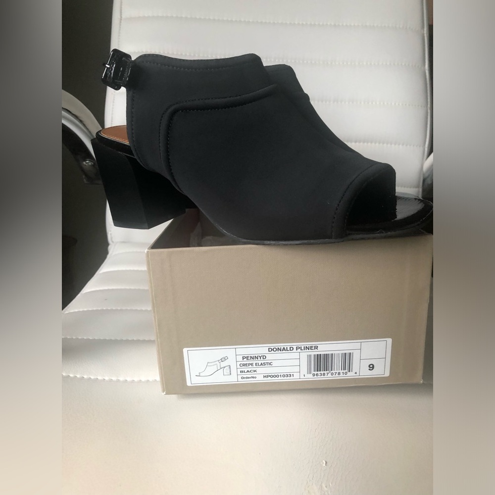 Donald Pliner Peep Toe Black heel